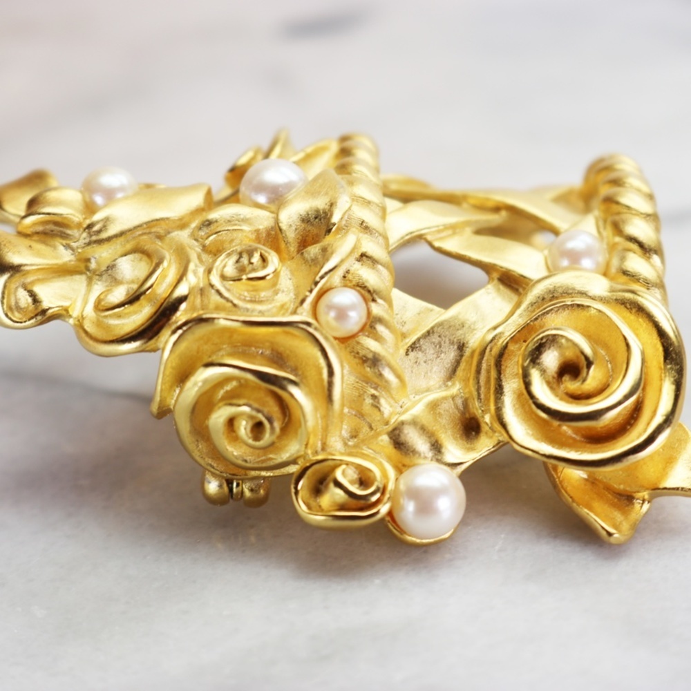 Givenchy 🎉 HP Vintage Rose & Pearl Basket Brooch Mother’s Day Gift!! 💞🫶🏻🛍️ - Picture 6 of 16